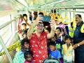 नागपुरात  मेट्रो रेल्वेच्या प्रवासाने मुले, वयस्क आनंदी - Marathi News | Travel by metro train in Nagpur, children, adults happy | Latest nagpur News at Lokmat.com