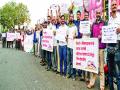 निगडीपर्यंत मेट्रोसाठी मानवी साखळी, लोकप्रतिनिधींना साकडे - Marathi News |  Connect to the human chain, people's representatives for Metro till Nigdi | Latest pimpri-chinchwad News at Lokmat.com