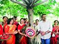नागपुरात महिलांनी झाडांना बांधल्या इको फ्रेंडली राख्या - Marathi News | Women erect eco-friendly trees in Nagpur | Latest nagpur News at Lokmat.com