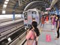मेट्रोच्या दरवाज्यात साडी अडकली; महिला फरफटत गेली - Marathi News | Sari caught in the gate of the Metro; The woman has gone astray | Latest national News at Lokmat.com
