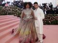 Met Gala 2019मध्ये निक जोनास आणि प्रियंका चोप्राने अशी घेतली एन्ट्री!! - Marathi News | priyanka chopra look in met gala 2019 with husband nick jonas | Latest filmy News at Lokmat.com
