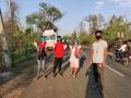 घरी जाणाऱ्या मजुरांसोबत काही पाऊलं चाललो तेंव्हा ... - Marathi News | When we walked a few steps with the laborers going home ... | Latest oxygen News at Lokmat.com