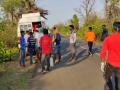 कोरोना कब खतम होगा पता नही पर घर वालों के साथ तो रहेंगे.... - Marathi News | youth from Search- help migrants to reach home | Latest oxygen News at Lokmat.com