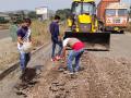 'माझा रस्ता माझी जबाबदारी'; श्रमजीवी कार्यकर्त्यांनी श्रमदानाने भरले महामार्गावरील खड्डे   - Marathi News | ‘My way is my responsibility’; The potholes on the highway were filled with labor by the working class workers | Latest thane News at Lokmat.com