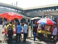 मीरा रोड रेल्वेस्थानकास फेरीवाल्यांचा विळखा - Marathi News | Meet the hawkers at the Mira Road railway station | Latest thane News at Lokmat.com