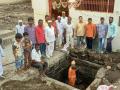 इंदवे येथे गरम पाणी कुंडाची स्वच्छता मोहिम - Marathi News | Hot water trough cleaning campaign at Indway | Latest dhule News at Lokmat.com