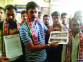मनविसेचे आंदोलन : केडीएमसी कार्यालयात खेळ खेळून निषेध - Marathi News |  MNVS's movement: Prohibition by playing a game at the KDMC office | Latest thane News at Lokmat.com