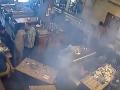 मुंबईत खिशामध्ये फुटला मोबाईल, अनर्थ टळला - Marathi News | Mobile Phone Blast In Mumbai | Latest maharashtra Videos at Lokmat.com
