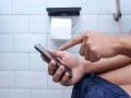 तुम्हीही शौचालयात मोबाइल घेऊन जाता का? - Marathi News | Do you also take your mobile phone to the toilet? | Latest health News at Lokmat.com