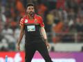 IPL 2021 : सिराजने डीव्हिलियर्सला म्हटले ‘एलियन’; ट्विट झाले व्हायरल - Marathi News | IPL 2021: Mohammed Siraj calls de Villiers an 'alien'; Tweeted viral | Latest cricket News at Lokmat.com