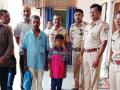 हरविलेल्या पिता-पुत्राच्या भेटीनंतर पोलीसही गहिवरले ! - Marathi News | After the lost father-son's visit, police also got enraged! | Latest solapur News at Lokmat.com