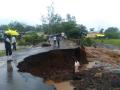 मुसळधार पावसामुळे मोखाडा-त्र्यंबकेश्वर रस्ता खचला - Marathi News | road collapsed in mokhada after heavy rain | Latest thane Videos at Lokmat.com