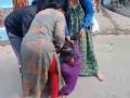 नागपुरात मायलेकींनी केली तरुणीला मारहाण : व्हिडीओ व्हायरल - Marathi News | Mother-daughter assaulting girl in Nagpur: Video Viral | Latest nagpur News at Lokmat.com