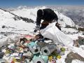 माऊंट एव्हरेस्टवरून उचलला तब्बल 3000 किलो कचरा - Marathi News | 3000 kg garbage was removed from mount everest under cleanliness drive | Latest international News at Lokmat.com