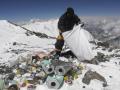 माऊंट एव्हरेस्टवरुन गोळा केला 5 टन कचरा  - Marathi News | 5 tons garbage collected from Mount Everest | Latest international Videos at Lokmat.com