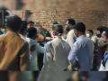 Video : कोरोना नियम मोडणाऱ्या पतीला बसला 100 रुपयांचा दंड; संतापलेल्या पत्नीनं चप्पल हातात घेऊन घातला राडा  - Marathi News | watch video, Madhya Pradesh News 100 rupees fine on husband Women run to beat sdm | Latest crime News at Lokmat.com