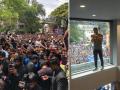 चाहत्यांच्या गर्दीसोबत माहीचा सेल्फी - Marathi News | MS Dhoni meets his fan in Bengaluru | Latest cricket Photos at Lokmat.com