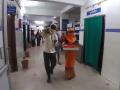 रुग्णालयातील धक्कादायक वास्तव! नवजात बाळ ट्रेमध्ये, ऑक्सिजन सिलेंडर खांद्यावर अन् 'ते' शोधत होते डॉक्टर पण... - Marathi News | bihar oxygen cylinder on shoulder and newborn in tray couple wandering hospital | Latest national News at Lokmat.com
