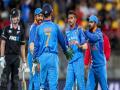 India vs New Zealand : भर मैदानावर धोनी जेव्हा युजवेंद्र चहलची 'फिरकी' घेतो, पाहा व्हिडीओ - Marathi News | Watch: MS Dhoni trolls Yuzvendra Chahal for making field changes | Latest cricket News at Lokmat.com