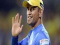 IPL 2018 : चाहत्यानं धरले पाय, तेव्हा धोनीनं काय केलं बघा! - Marathi News | IPL 2018: What did Dhoni, when fans touching his feet | Latest cricket News at Lokmat.com