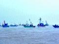 पोलिसांची मध्यस्थी : मच्छीमारांचे होड्यांमधून समुद्रात आंदोलन - Marathi News | Movement of fishermen in boats at sea | Latest thane News at Lokmat.com