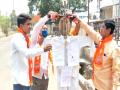 जनतेपेक्षा दारू प्यारी; ठाकरे सरकारच्या प्रतिकात्मक पुतळ्याला मनसेनं घातला दारूचा अभिषेक - Marathi News | Alcohol is dearer than People; MNS Agitation Against Thackeray government at Ahmadnagar | Latest maharashtra News at Lokmat.com