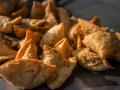 हा समोसा, वडा आहे की विष; तेल, पाणी, स्वच्छता पाहतो तरी कोण ? - Marathi News | Is this samosa, vada or poison; Who cares about oil, water, cleanliness? | Latest mumbai News at Lokmat.com