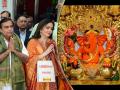 उद्योगपती मुकेश अंबानी सहकुटुंब सिद्धिविनायकाच्या चरणी - Marathi News | mukesh ambani wife nita offer son akash wedding card at siddhivinayak | Latest mumbai Photos at Lokmat.com