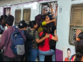 Mumbai Local: गर्दीच्या वेळी महिलांचा दरवाजात लटकून प्रवास, जागा मिळवण्यासाठी धक्काबुक्की - Marathi News | Mumbai Local Train Battle: Daily 'Warfare' in Women's Compartment for a Seat and Survival | Latest mumbai News at Lokmat.com