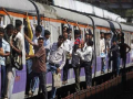 गर्दीमुळे लोकलमधून तीन प्रवासी पडले - Marathi News | Three passengers fell from the local due to crowding | Latest mumbai News at Lokmat.com