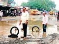 महामार्गावरील खड्डय़ांमुळे वाहनधारक त्रस्त! - Marathi News | Patients suffer due to potholes on the highway! | Latest buldhana News at Lokmat.com