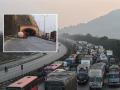 Mumbai Pune Expressway Traffic: टँकर उलटला, मुंबई-पुणे एक्स्प्रेस वेवर वाहतूक कोंडी, २० ते २२ किमीपर्यंत वाहनांच्या रांगा, प्रवाशांचे हाल - Marathi News | Traffic Jam On Mumbai-Pune Expressway: Tanker overturns, huge traffic jam on Mumbai-Pune Expressway, vehicles stuck for several hours | Latest maharashtra News at Lokmat.com