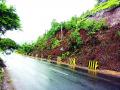 मुंबई-गोवा महामार्गावर दरड कोसळण्याची भीती - Marathi News | Due to the collapse of the Mumbai-Goa highway | Latest raigad News at Lokmat.com