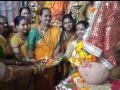 मुंबईत कोळी महिलांनी केली देवीची पूजा - Marathi News | In Mumbai, Koli women performed the Goddess Puja | Latest mumbai Videos at Lokmat.com