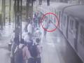 तरुणीला चोरट्याने दाखविला लोकलमध्ये चाकूचा धाक  - Marathi News | The young woman threatening to showed the knife by robber in the railway locals | Latest crime News at Lokmat.com