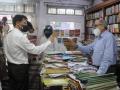 आयुक्त मुंढेंनी ठोठावला दुकानदारांना दंड - Marathi News | Commissioner Mundhe slaps shopkeepers | Latest nagpur News at Lokmat.com