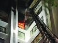 विलेपार्ले येथील इमारतीला आग; चार जणांची सुखरूप सुटका - Marathi News | Fire at a building in Villeparle; Four were rescued safely | Latest mumbai News at Lokmat.com