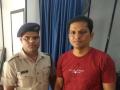 Video : पोलीस बनला देवदूत; लोकलखाली जाणाऱ्या प्रवाश्याचे वाचवले प्राण  - Marathi News | Police become god; Rescued passenger lives | Latest crime News at Lokmat.com