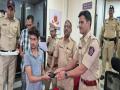 पेल्हार पोलिसांनी २० मोबाईल केले नागरिकांना परत; हजर असलेल्या नागरिकांच्या तोंडावर उमटले हास्य - Marathi News | pelhar police returned 20 mobile phones to citizens smiles appeared on the faces of the citizens present | Latest vasai-virar News at Lokmat.com