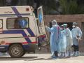 CoronaVirus News : मृत्यूनंतरही होताहेत हाल! अंत्यसंस्कारासाठी पाहावी लागते वाट, स्मशानभूमी बाहेर रुग्णवाहिकेच्या रांगा - Marathi News | CoronaVirus Marathi News bangaluru covid death body ambulance waiting line crematorium | Latest national News at Lokmat.com