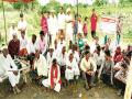 रस्त्यासाठी नांदेडमधील अख्खे गावच बसले उपोषणाला - Marathi News | The entire village of Nanded sat for fasting for the road | Latest nanded News at Lokmat.com