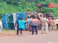 Ratnagiri: नाणीज येथे पेट्रोलचा टँकर उलटला, पेट्रोलची गळती - Marathi News | Petrol tanker overturned at Nanij, petrol spilled | Latest ratnagiri News at Lokmat.com