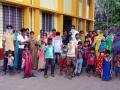 CoronaVirus Lockdown : नरडवे धरणावरील कामगार निघाले चालत गावी, कणकवली तहसीलदारांनी दिला आधार - Marathi News | CoronaVirus Lockdown: Workers on Nardve Dam go to village on foot, support given by Kankavli Tehsildar | Latest sindhudurga News at Lokmat.com