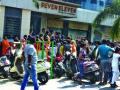 नरेंद्र मेहतांच्या कार्यालयाला घेराव, स्कूल व्हॅनची चावी काढल्याचा आरोप - Marathi News |  The charge of Narendra Mehta's office has been leaked, the school van's keys were leaked | Latest thane News at Lokmat.com