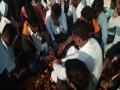 आक्रमक शेतक-यांचा नाशिकमध्ये रास्तारोको, भाजीपाला रस्त्यावर फेकून केला निषेध - Marathi News | farmers agitation in Nashik | Latest nashik Videos at Lokmat.com