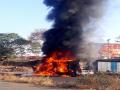 सातारा महामार्गावर कापडाचे रोल वाहून नेणारा ट्रक जळून खाक - Marathi News | cloth roll carrying truck burnt on Satara highway. | Latest pune News at Lokmat.com
