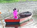 वितभर पोटासाठी ‘ती’ बनली नावाडी - Marathi News | For the stomach, 'she' became a boatman | Latest pimpri-chinchwad News at Lokmat.com