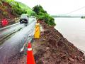 सावित्री नदीवरील तुटलेल्या कठड्यामुळे वाहतुकीस धोका - Marathi News | Traffic risk due to the broken ridge of Savitri river | Latest raigad News at Lokmat.com