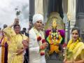 डोक्यावर तुळस, मुखी विठूनामाचा गजर; राणा दाम्पत्याचा वारीत सहभाग, पांडुरंगाचरणी नतमस्तक - Marathi News | navneet rana and ravi rana participate in ashadhi ekadashi wari and took vitthal rakhumai darshan in pandharpur | Latest maharashtra News at Lokmat.com