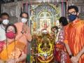 Navratri 2021: “कोरोनाचे सावट कायमसाठी जाऊ दे”; CM उद्धव ठाकरेंची मुंबादेवीचरणी प्रार्थना, सहकुटुंब घेतले दर्शन - Marathi News | cm uddhav thackeray visits mumbadevi mandir with his family on ghatasthapana navratri 2021 | Latest mumbai News at Lokmat.com